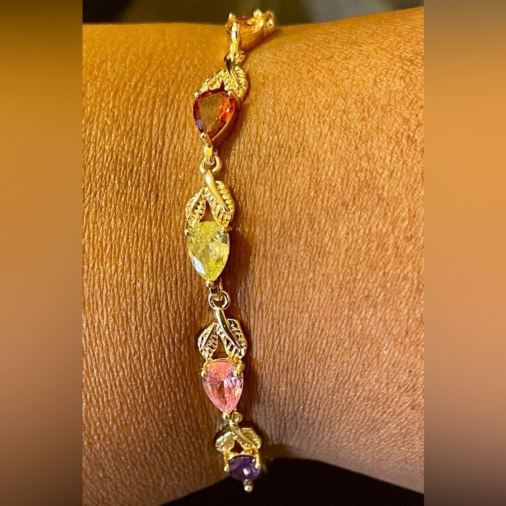 Gold Plated Multicolor Pear Shape Gems Bracelet w/textured leaves. Size 7 1/2